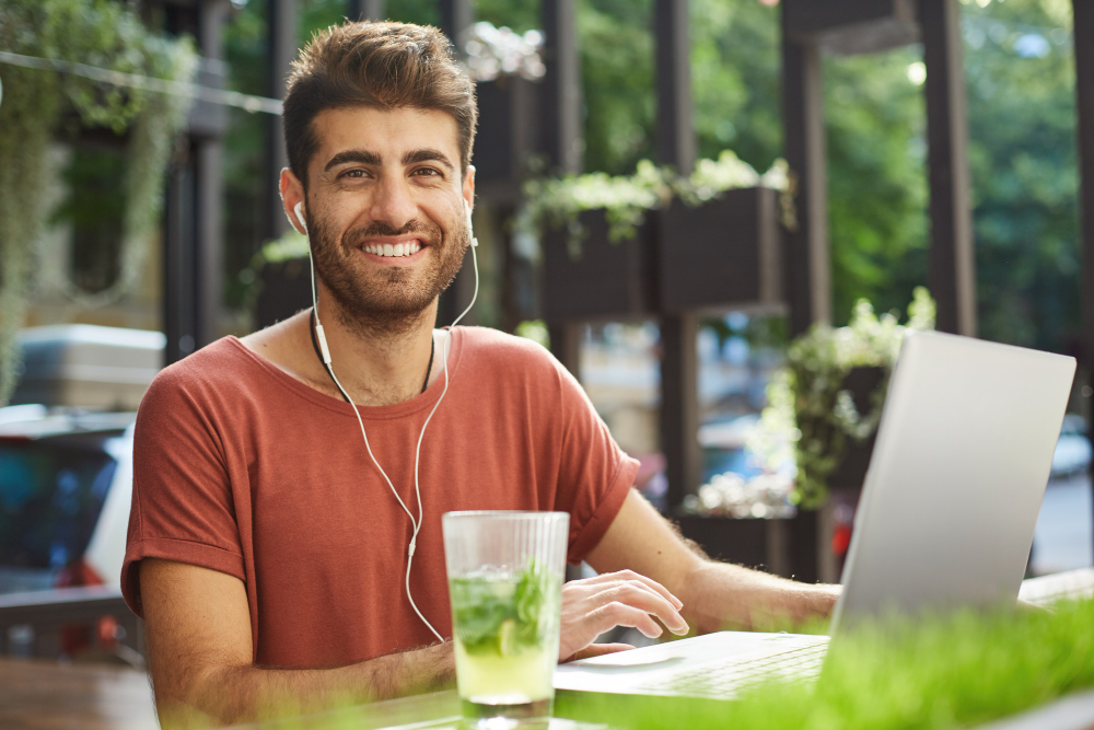 SafariDesk cloud support specialist working from a managed workspace